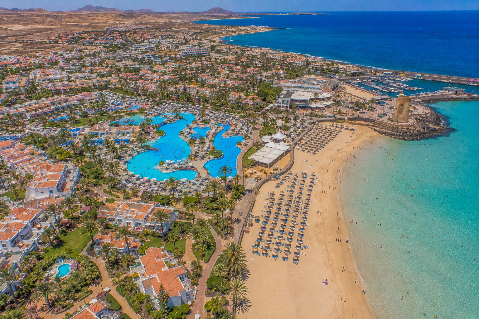 Barceló Castillo Beach Resort – stort All Inclusive-familjehotell vid stranden i Caleta de Fuste, helikoptervy