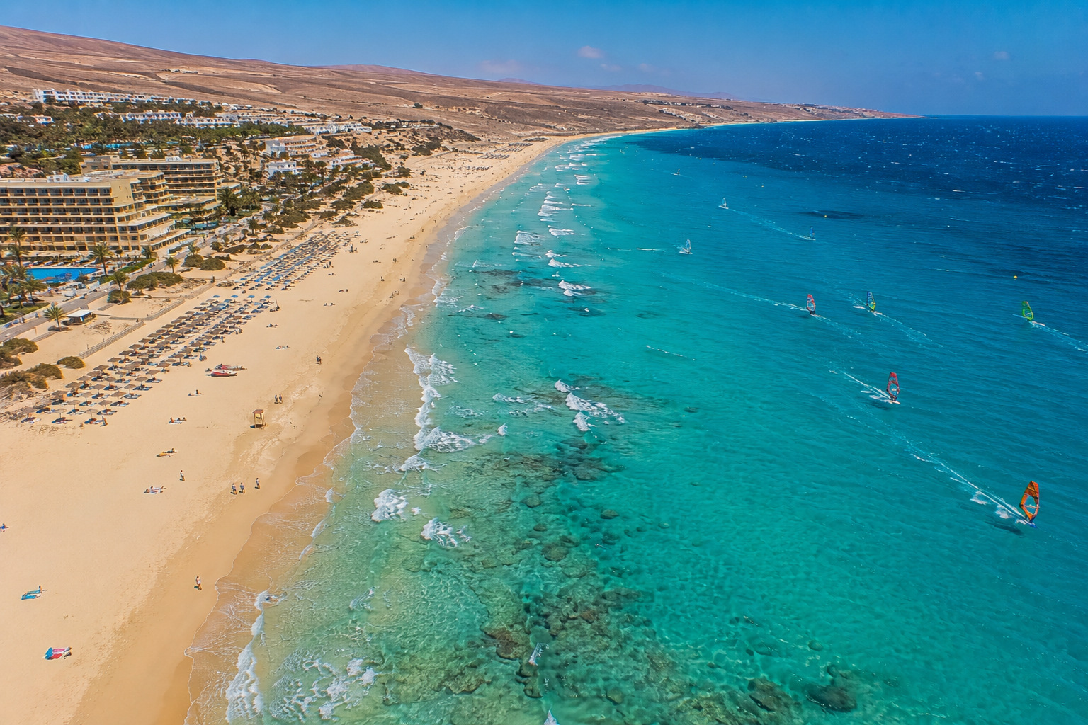 Costa Calma – vacker vindpinad strand med vindsurfare, Fuerteventura, helikoptervy