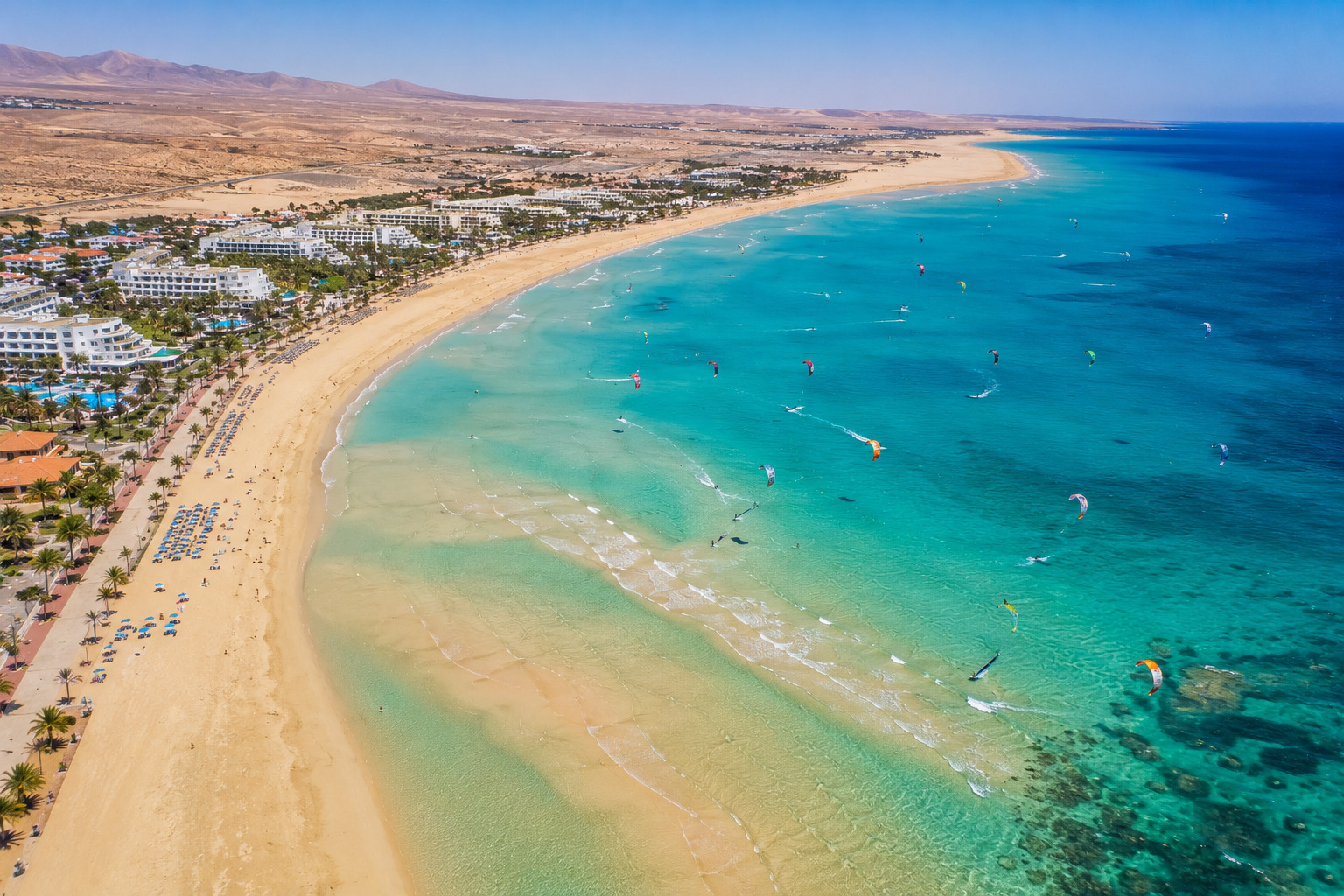 Costa Calma – den milslånga stranden och kitesurfing-lagunen sedd från helikopter, Fuerteventura