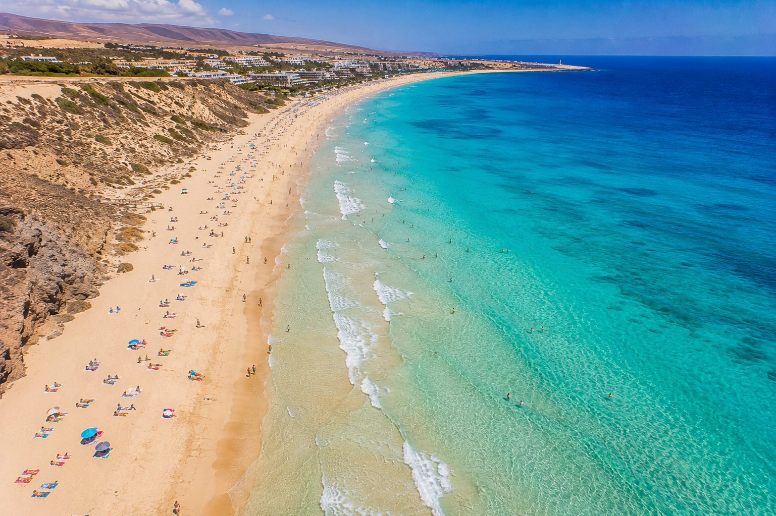 Playa de Esquinzo – rofyllt strandparadis på Fuerteventura, helikoptervy