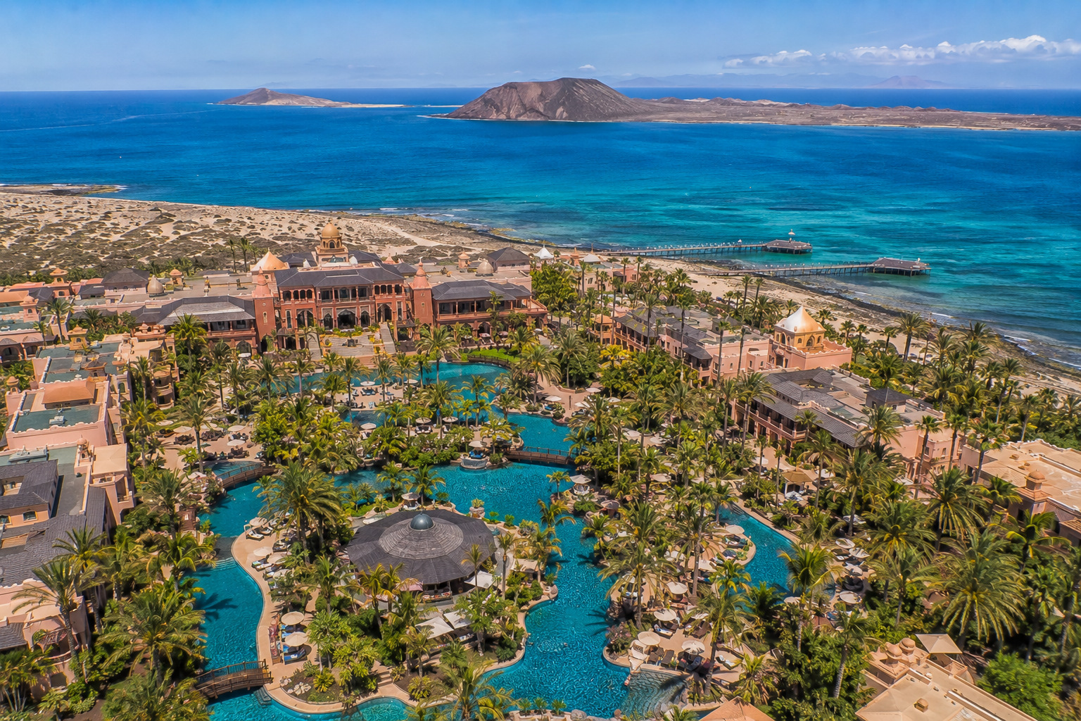 Secrets Bahía Real Resort & Spa – lyxigt vuxenhotell i Corralejo med utsikt över Los Lobos, helikoptervy