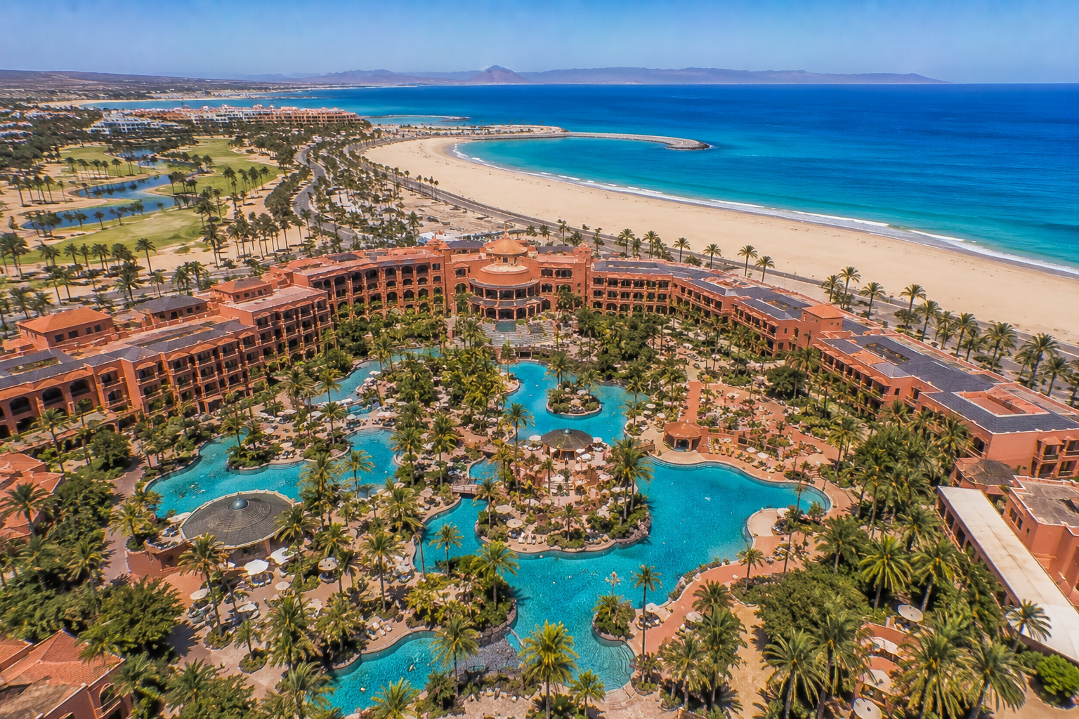 Sheraton Fuerteventura Beach, Golf & Spa Resort – lyxigt poolområde och strandläge i Caleta de Fuste, helikoptervy