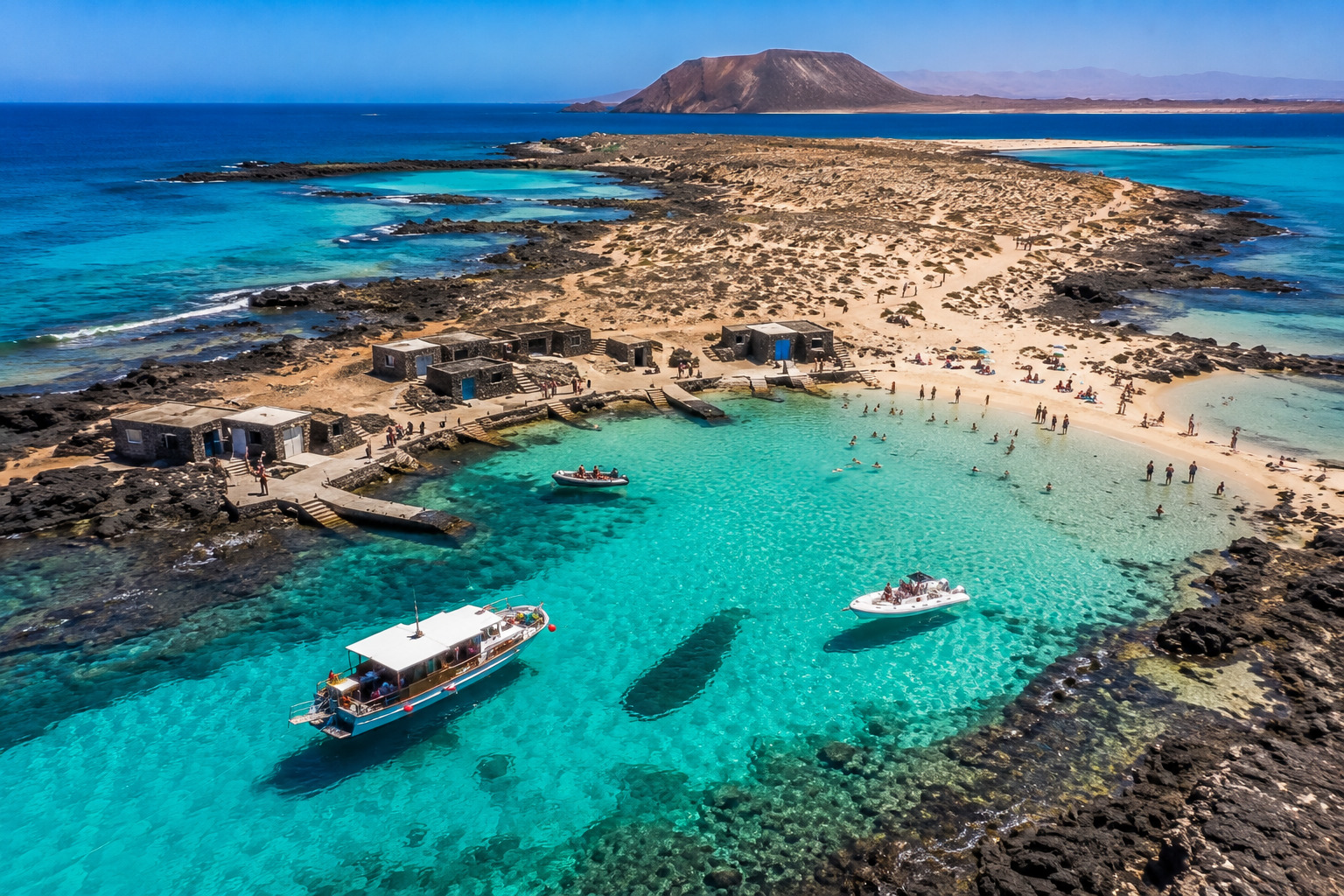 Helikoptervy över Isla de Lobos och Fuerteventuras turkosa atlantvatten