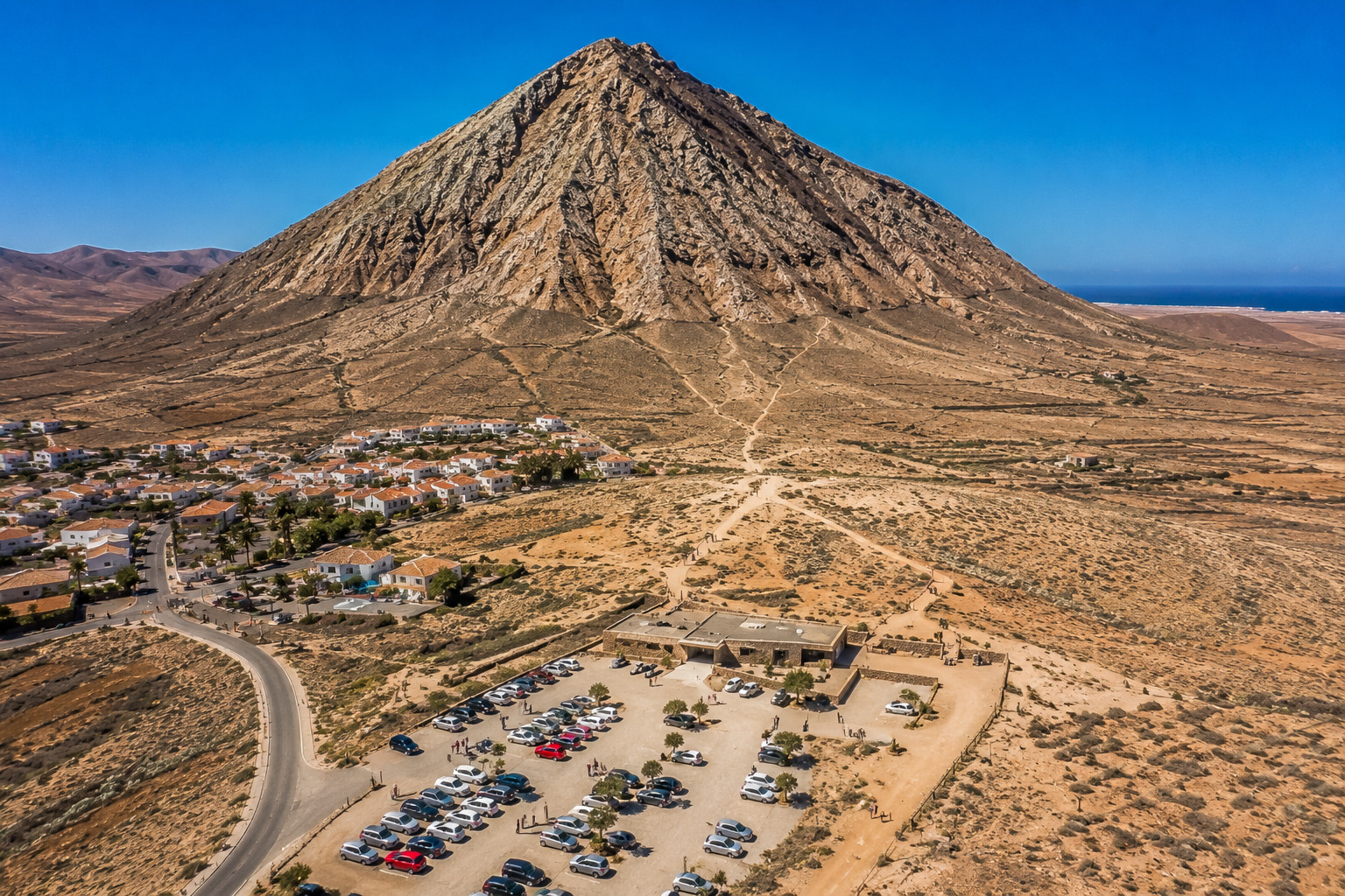 Vulkaniska berg och öknenlandskap vid Montaña de Tindaya på norra Fuerteventura